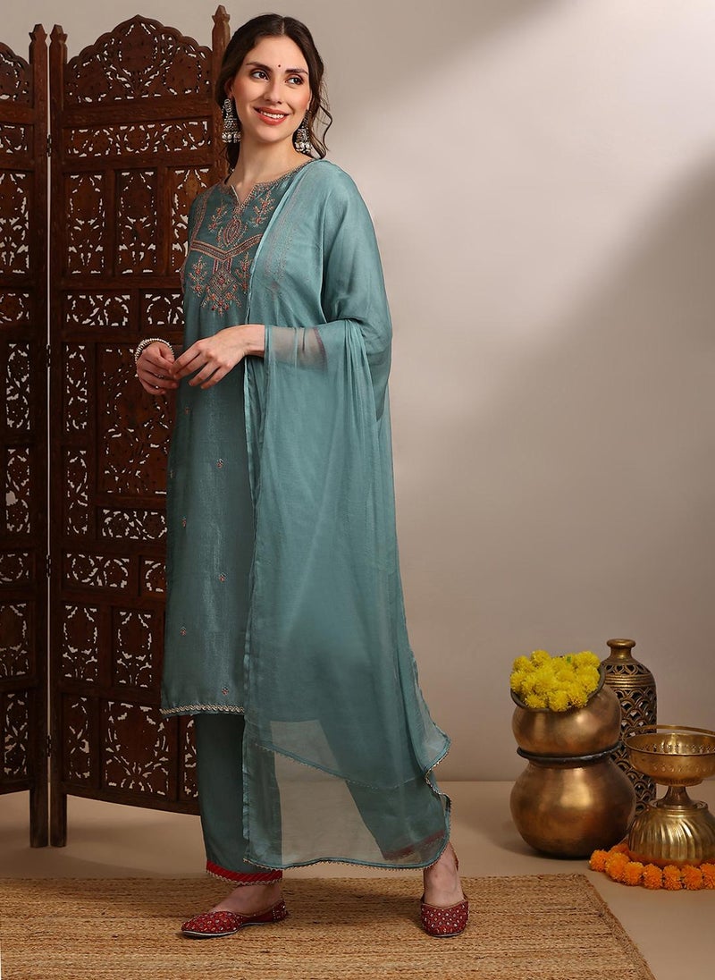 جلو باص طقم نسائي كورتا مستقيمة مطرزة بالزاري مع بنطال واسع وسكارف مزين بشريط - Image 3